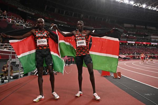 Korir (kanan) dan Rotich meraikan kejayaan masing-masing di Stadium Olimpik, Tokyo pada Rabu, Foto: AFP