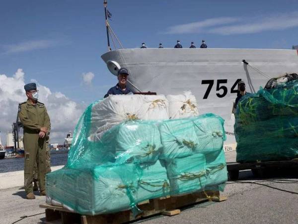 Pasukan pengawal pantai Amerika Syarikat pada Khamis mengumumkan kejayaan merampas hampir 27 tan kokain dan 650,000 kilogram kanabis. - Foto AFP