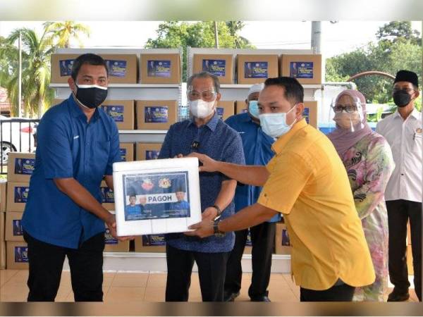 Muhyiddin (dua dari kiri) pada majlis Sumbangan Makanan Basah dan Bakul Prihatin kepada Penghulu-Penghulu di Kompleks Penghulu Mukim Sungai Raya, Muar pada Jumaat. -Foto Bernama