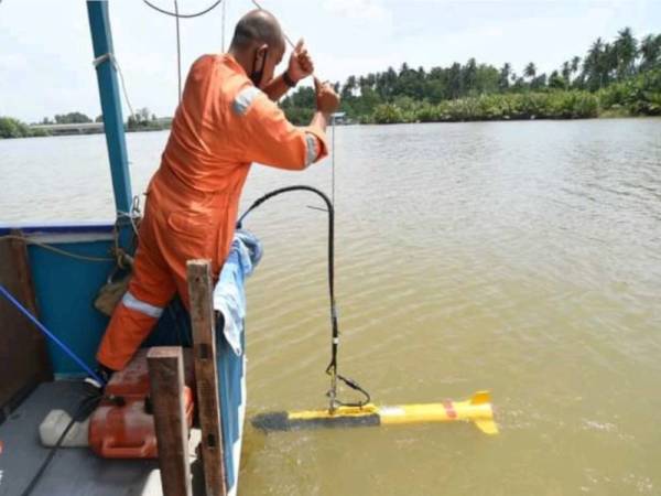 Antara usaha dilakukan Institut Oseanografi dan Sekitaran (INOS) UMT bagi mengesan kebocoran paip di dasar sungai Terengganu yang menyebabkan krisis air, sejak Isnin lalu.