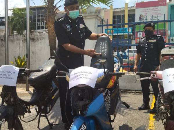 Zainal menunjukkan kenderaan curi yang berjaya ditemukan semula di Balai Polis Rawang pada Jumaat. 