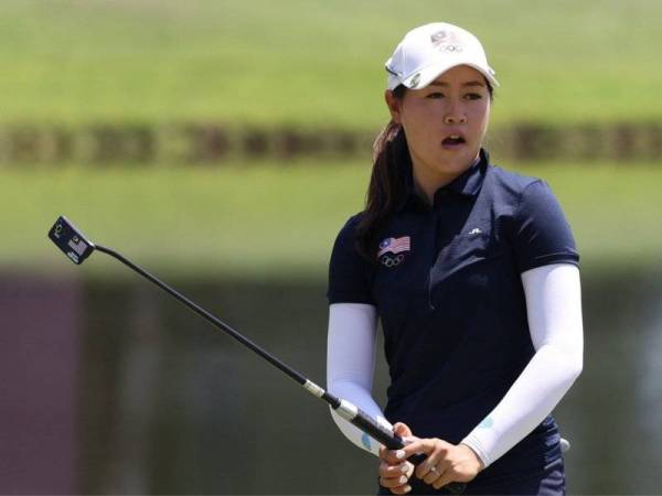 Kelly Tan membuat pukulan di lubang 14 pada pusingan ke-3 acara individu wanita pada Sukan Olimpik Tokyo 2020 di Kasumegasaki Contry Club, Saitama pada Jumaat. - Foto Bernama
