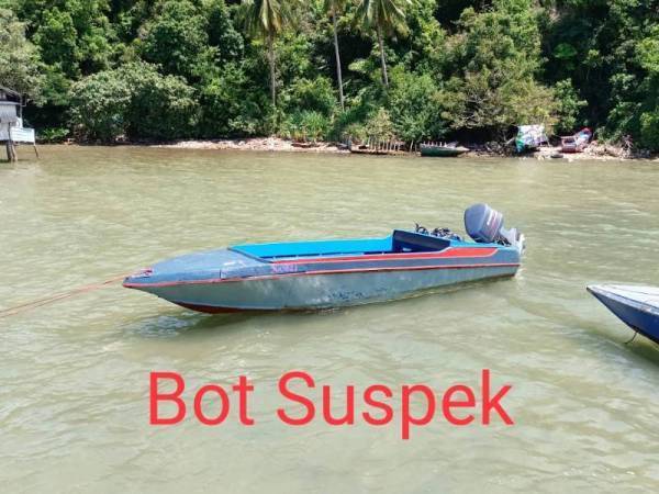 Polis merampas sebuah bot pam bersama enjin yang dipercayai digunakan suspek.
