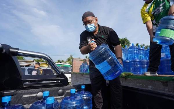 Wan Sukairi membantu agihan air bersih kepada penduduk di daerah Kuala Terengganu dan Kuala Nerus yang terputus bekalan air sejak Isnin lalu. Foto: Ihsan Facebook Wan Sukairi Wan Abdullah