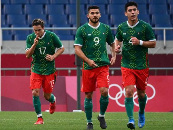 Cordova (kiri) selepas menjaringkan gol ketika menentang Jepun dalam acara bola sepak lelaki bagi penentuan pingat gangsa Tokyo 2020 di Stadium Saitama pada Jumaat. - Foto AFP