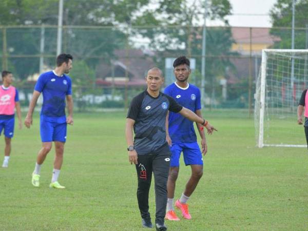 Kurniawan (tengah) memberikan arahan kepada pemain Sabah FC pada sesi latihan menjelang aksi berdepan JDT. - Foto Sabah FC