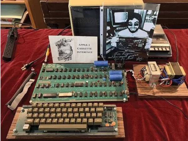 Sebuah papan litar komputer yang dicipta oleh Steve Jobs dan Steve Wozniak pada tahun 1976 mahu dilelong pada harga RM1.89 juta. - Foto RR Auction BNPS