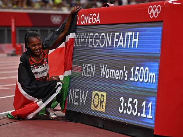 Kipyegon meraikan kejayaan menjuarai acara 1500 meter wanita akhir Sukan Olimpik Tokyo 2020 di Stadium Olimpik, Tokyo. FOT): AFP