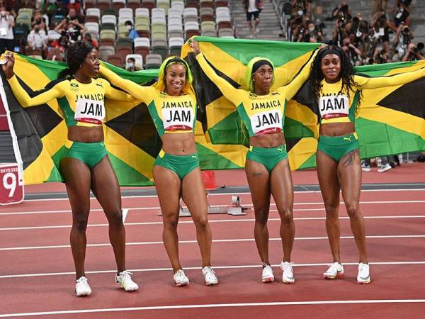 Dari kiri, Shericka Jackson, Briana Williams, Shelly-Ann Fraser-Pryce dan Elaine Thompson-Herah meraikan kejayaan meraih pingat emas dalam acara 4x100m lari berganti-ganti wanita akhir di Stadium Olimpik, Tokyo pada Jumaat.