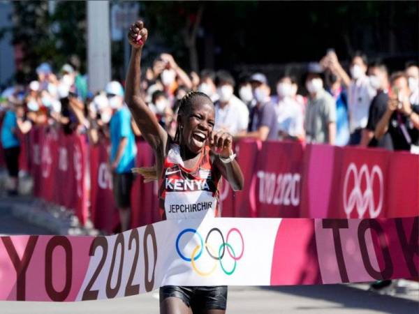 Jepchirchir merangkul emas acara maraton wanita.