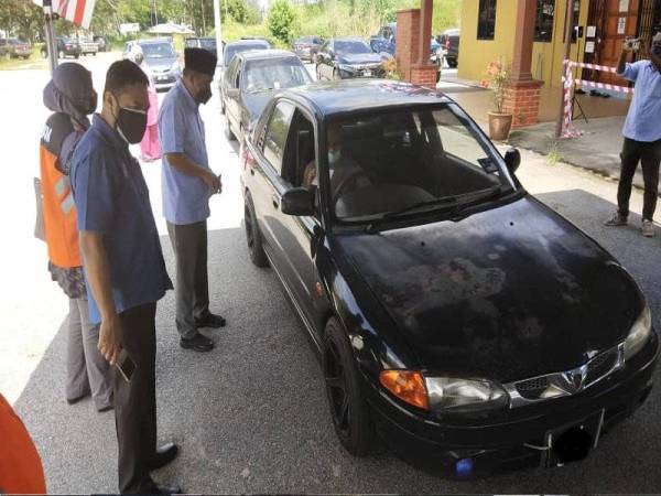 Abd Rahim menyampaikan bantuan BPP Covid -19 kepada ibubapa pelajar pendidikan khas secara pandu lalu di Pejabat DUN Lepar di sini pada Sabtu.