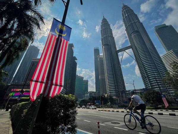 Bendera Jalur Gemilang menghiasi sekitar Jalan Ampang sempena sambutan bulan kemerdekaan ketika tinjauan pada Sabtu. - Bernama