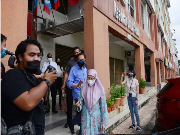 Anwar dan Wan Azizah keluar dari Ibu Pejabat PKR setelah diambil keterangan berkaitan perhimpunan di Dataran Merdeka pada Isnin. - Foto Sinar Harian / Halim Wahid.