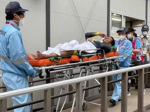 Shah Firdaus dikejarkan ke hospital selepas mengalami kecederaan di rusuk akibat kemalangan. - Foto/ Bazly Azmi / Astro Arena
