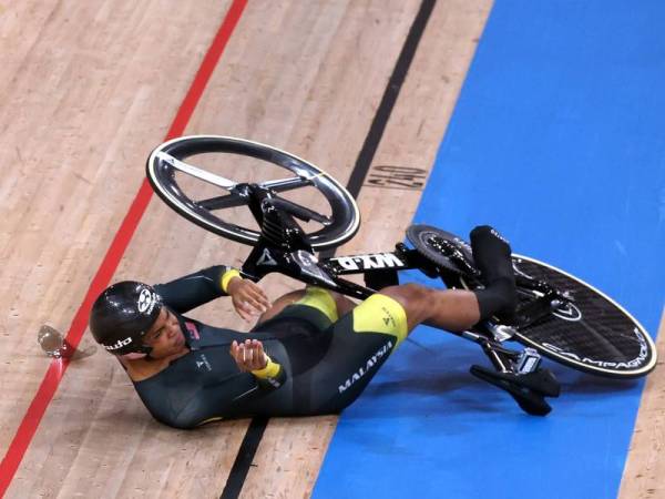 Muhammad Shah Firdaus terjatuh dalam pelumbaan peringkat saringan keirin pada temasya sukan olimpik Tokyo 2020 di Veledrom Izu, Shizuoka hari ini. - Foto Bernama