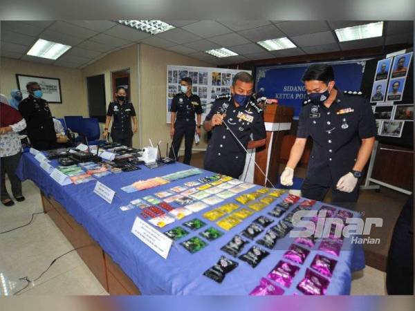 Ayob Khan (tengah) menunjukkan dadah yang dirampas hasil serbuan di sebuah pusat hiburan di Johor Bahru pada Jumaat.