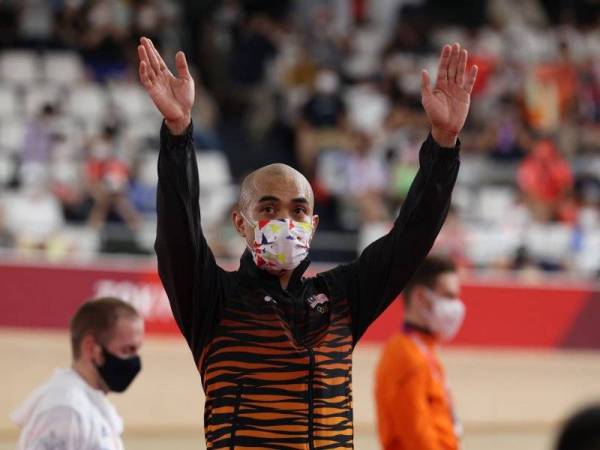 Azizulhasni berterima kasih kepada penyokong dan rakyat malaysia ketika majlis penyampaian pingat acara akhir keirin lelaki pada temasya Sukan Olimpik Tokyo 2020 di Izu Velodrom, Shizuoka. -Bernama