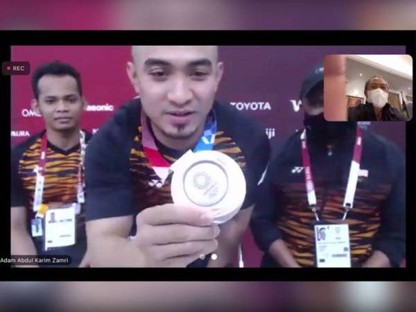 Muhyiddin ketika sidang video bersama Azizulhasni, Muhamad Shah Firdaus dan Reezal Merican selepas saingan peringkat akhir acara keirin basikal trek Sukan Olimpik Tokyo 2020 pada Ahad. Foto Bernama