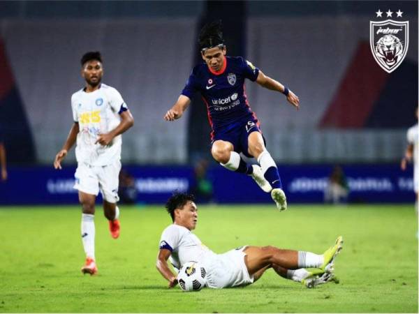 Antara aksi menarik pertemuan JDT menentang Sabah FC di Stadium Sultan Ibrahim, malam tadi. - Foto Johor Southern Tigers