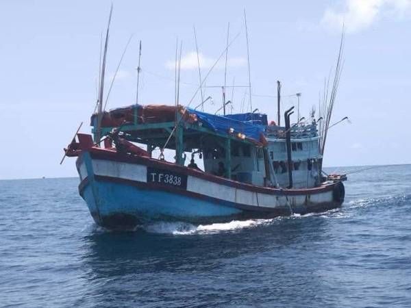 Bot nelayan tempatan yang ditahan di perairan Rompin pada Ahad kerana disyaki melanggar syarat lesen. - Foto Maritim Malaysia Pahang