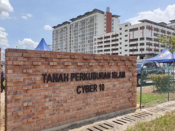 Penduduk Kondominium Masreca19, Cyberjaya sedih melihat van jenazah yang melalui kawasan tempat tinggal mereka selain menyaksikan proses pengebumian jenazah Covid-19 dari rumah mereka setiap hari.