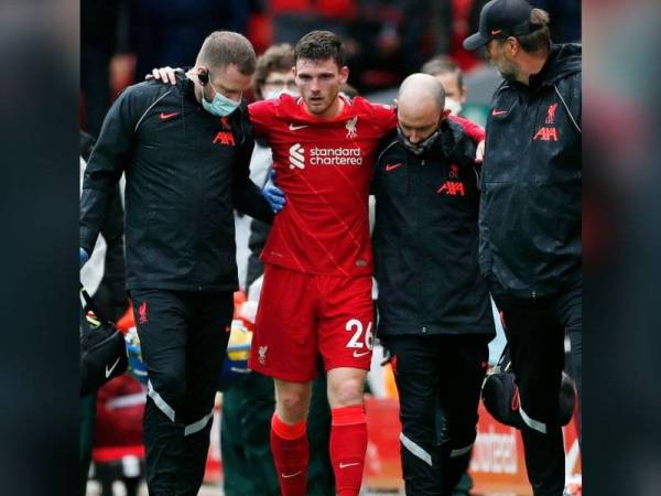 Robertson dipapah meninggalkan padang akibat kecederaan berkenaan. - Foto Reuters