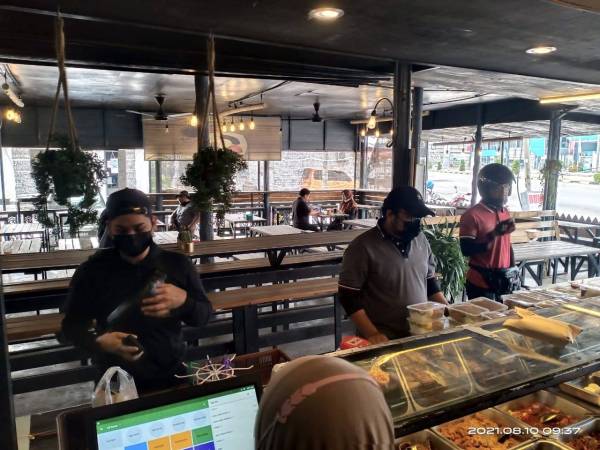 Pelanggan yang lengkap dengan dua dos vaksin Covid-19 mula menjamu selera di sebuah restoran di Kubang Kerian bermula pada Selasa selepas kelonggaran itu diberikan oleh kerajaan.