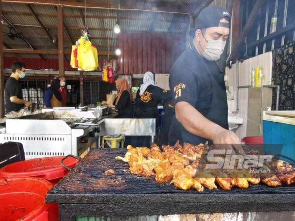 Kedai makan Fauzi Nasi Kerabu yang beroperasi di Jalan Sultan Sulaiman, Kuala Terengganu masih belum membenarkan pelanggan 'dine in' berikutan kebimbangan terhadap kes Covid-19 yang masih tinggi.