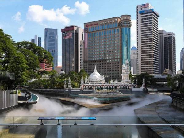 Suasana di Jambatan River Of Life kelihatan sunyi dan sepi susulan pelaksanaan Perintah Kawalan Pergerakan (PKP) di bawah Pelan Pemulihan Negara (PPN) bagi membendung penularan wabak COVID-19 ketika tinjauan hari ini.  - Foto Bernama