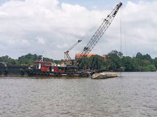 Kerja-kerja membaiki kebocoran paip utama yang membekalkan air ke Tangki Utama Berangan giat dijalankan.