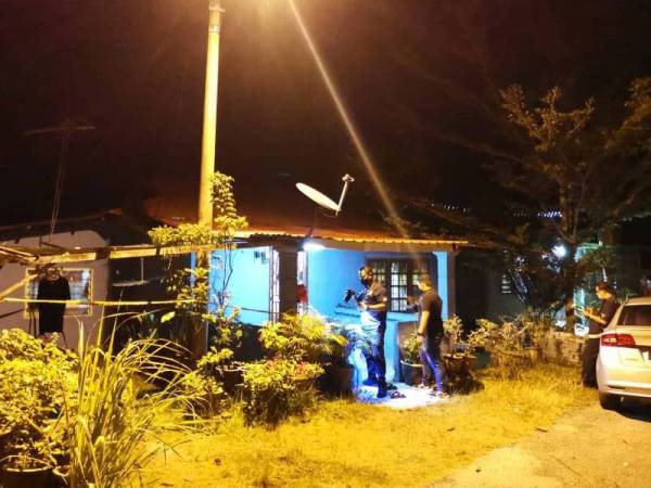 Polis menjalankan siasatan di lokasi kejadian di Beruas, Lumut pada Isnin. - Foto: Ihsan pembaca