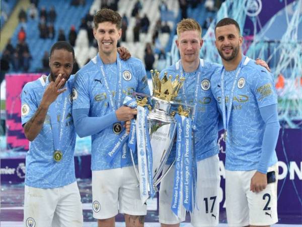 Dari kiri, Raheem Sterling, Stones, Kevin De Bruyne dan Kyle Walker bersama trofi kejuaraan EPL selepas perlawanan menentang Everton di Stadium Etihad pada 23 Mei lalu. - Foto AFP