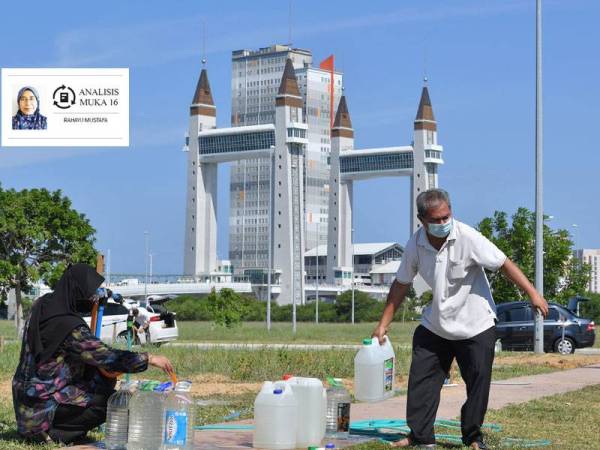 Penduduk mengisi air bersih yang disediakan oleh SATU ke dalam botol ekoran bekalan air terputus sejak seminggu lalu. Foto Bernama