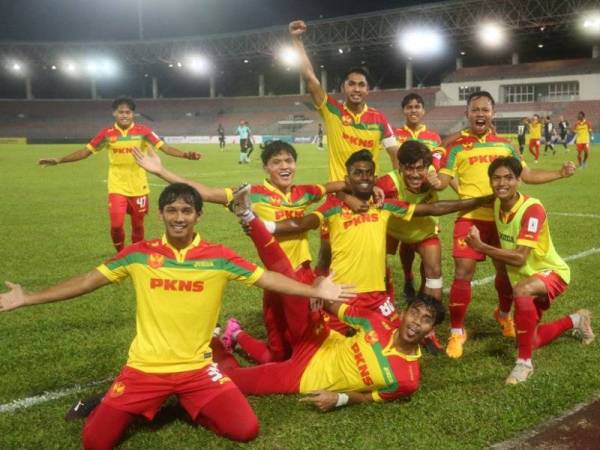 Pemain Selangor FC 2 meraikan kejayaan mengikat Sarawak United pada aksi Liga Premier di Stadium Bola Sepak Kuala Lumpur di Cheras malam tadi. - Foto Selangor FC