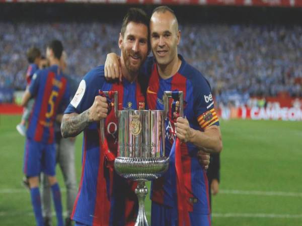 Messi dan Iniesta (kanan) ketika bersama Barcelona.