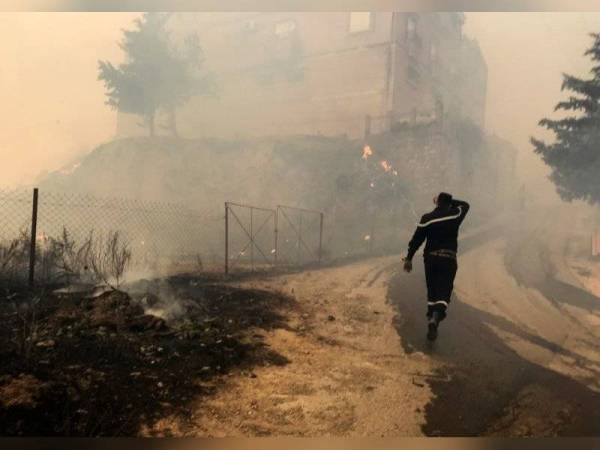 Kebakaran tercetus di beberapa wilayah akibat gelombang haba, panas terik dan angin kencang. Foto Reuters