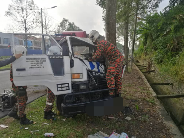 Anggota bomba mengeluarkan mangsa yang tersepit selepas lori dipandunya terbabas dan merempuh sebatang pokok di Taman Puteri, Kulai pada Rabu.