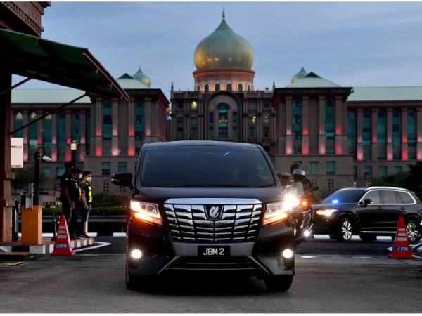 Kenderaan membawa Perdana Menteri Tan Sri Muhyiddin Yassin dilihat keluar dari Bangunan Perdana Putra hari ini.  Foto Bernama