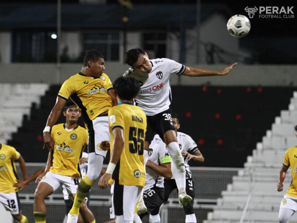 Antara aksi TFC II dan Perak FC ll di Stadium Sultan Ismail Nasiruddin Shah, Kuala Terengganu. - Foto Perak FC