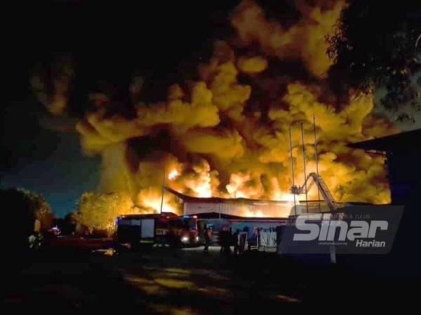 Sebuah kilang kitar semula plastik di Pelabuhan Klang terbakar pada malam Rabu.