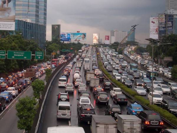 Pemerintah Provinsi Jakarta kembali kuat kuasakan peraturan genap ganjil di beberapa jalan utama di Jakarta bagi bataskan pergerakan orang ramai dalam membendung penularan Covid-19. - Foto 123RF