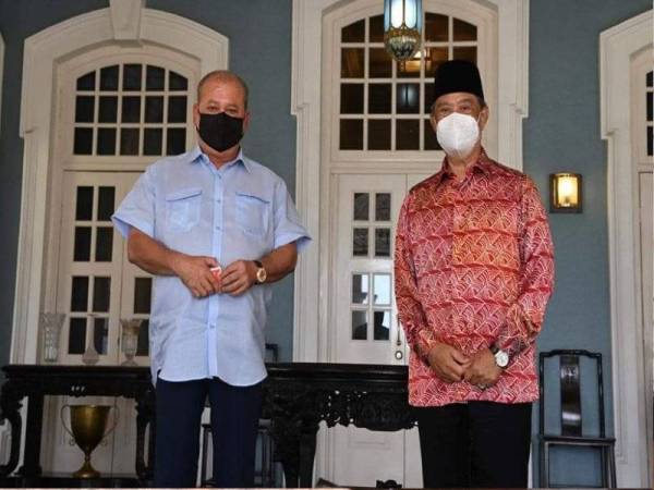 Foto dikongsikan Muhyiddin ketika menghadap Sultan Ibrahim di Istana Pasir Pelangi, Johor Bahru selepas sidang DUN.