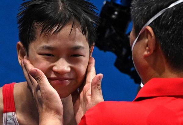 Quan Hongchan mencipta sensasi dalam acara 10 meter platform individu wanita akhir di Pusat Akuatik Tokyo di Sukan Olimpik Tokyo 2020 yang berakhir pada Ahad lalu. -Foto: AFP