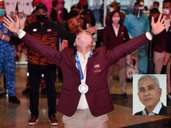 Pelumba basikal trek negara Datuk Mohd Azizulhasni Awang bersama pingat perak yang dimenanginya sewaktu tiba di Lapangan Terbang Antarabangsa Kuala Lumpur (KLIA) selepas beraksi pada Sukan Olimpik Tokyo 2020 pada Isnin. (Gambar kecil) Salleh