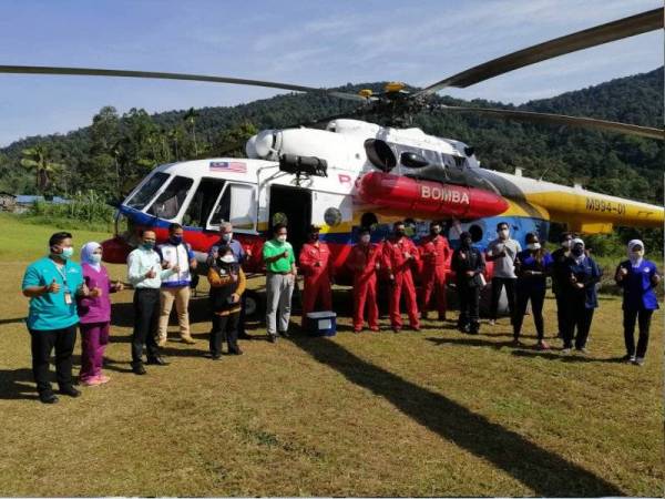 Aset udara JBPM yang membawa bekalan vaksin dan petugas selamat tiba di Pos Lemoi jam 10.30 pagi pada Khamis. - Foto JBPM Pahang