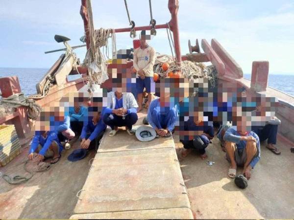 Seramai 17 kru Vietnam bersama bot yang ditahan oleh Maritim Malaysia pada Khamis.