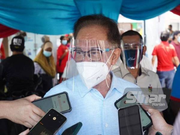 Anwar pada sidang akhbar selepas menyampaikan sumbangan bakul makanan di Pusat Khidmat Parlimen Port Dickson pada Jumaat.