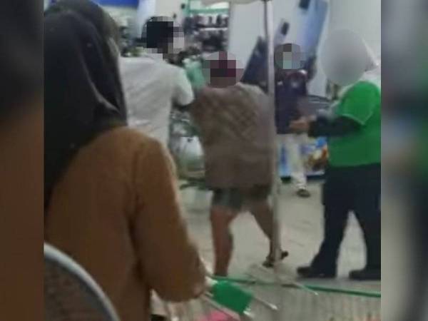 Rakaman seorang wanita tanpa memakai pelitup muka bergaduh dengan pengawal keselamatan tular di media sosial sejak Khamis.