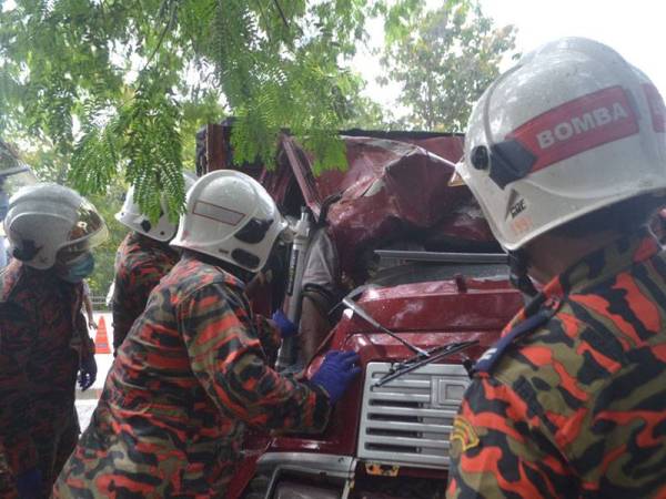 Anggota Jabatan Bomba dan Penyelamat Malaysiamelakukan operasi mengeluarkan pemandu lori yang maut apabila kenderaan dinaiki terbabas di Jalan Kuala Perlis Changlun, Arau pada Jumaat.