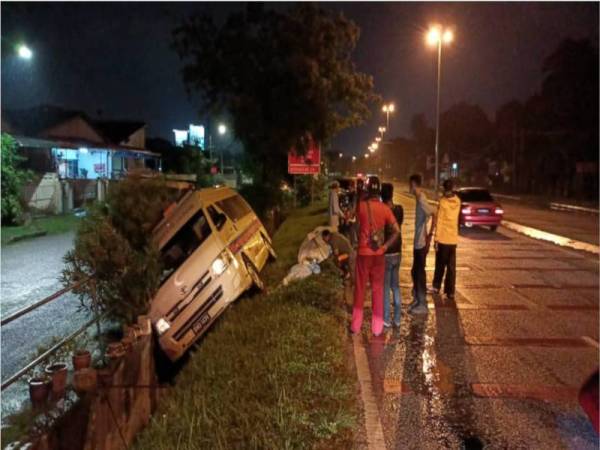 Sebuah ambulans terbabas ketika dalam perjalanan untuk mengambil pesakit Covid-19 di Hulu Kinta. - Foto ihsan pembaca.